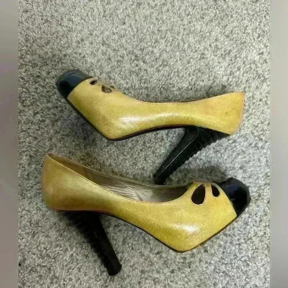 CHANEL Two-Tone Yellow and Black Heels - Picture 7 of 15